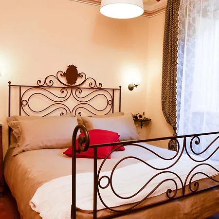 Vicolo Della Scala Кортона